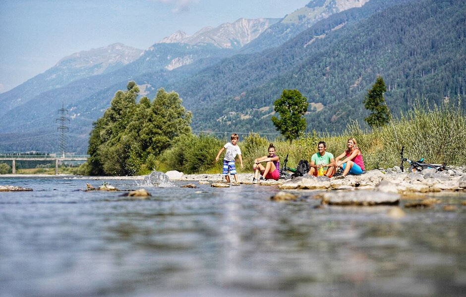 Genussradeln Family Rast an der Gail (c)nassfeld.at_tinefoto (2) Genussradeln Family Rast an der Gail (c)nassfeld.at_tinefoto (2)