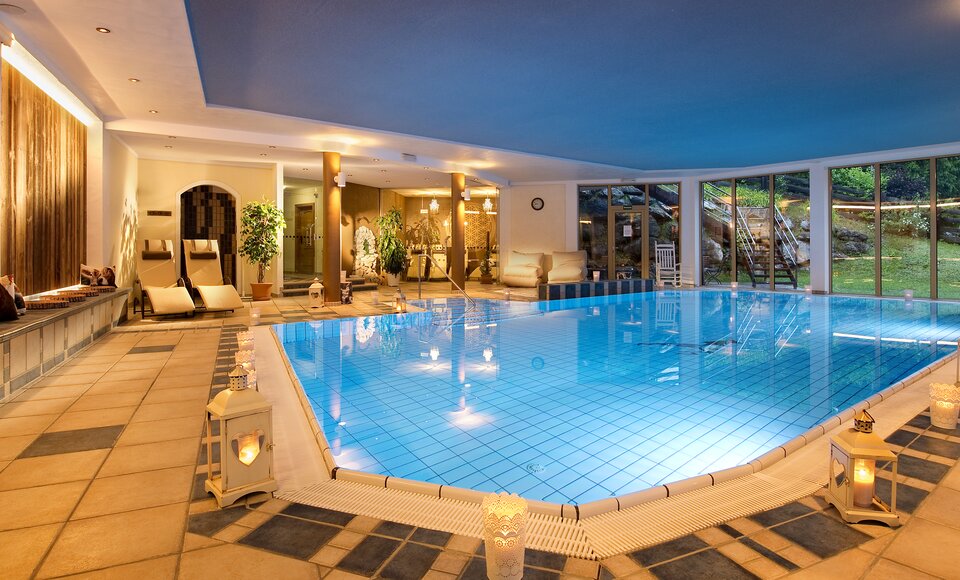 Mineralschwimmbad Almwellness Resort Tuffbad Pool Spa Wellness Lesachtal Kärnten | © RubertMühlbacher Mineralschwimmbad Almwellness Resort Tuffbad Pool Spa Wellness Lesachtal Kärnten | © RubertMühlbacher