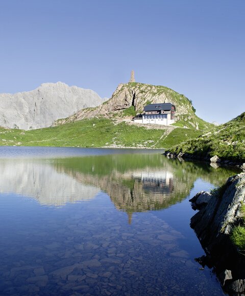 Wolayer See mit Wolayerseehütte Tourismusinfo Nassfeld-Pressegger See - (c) Profer & Partner